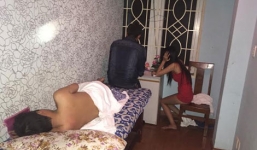 Bắt quả tang 3 nữ nhân viên đang kích dục cho khách tại cơ sở xông hơi