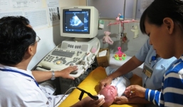 Bé trai bị dao đâm vào đầu hồi phục thần kỳ