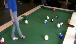 Video: Đá bóng trên bàn bida cực kỳ 'bá đạo'