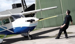 Người đàn ông dùng tai kéo máy bay 