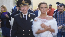 Đám cưới bí mật của tài tử Nga 84 tuổi và cô học trò 24 tuổi