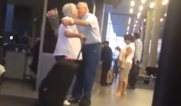 Chuyện tình ngọt ngào sau video đôi vợ chồng già đoàn tụ tại sân bay