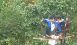 2 em nhỏ đánh đu với tử thần, đu cáp treo qua suối