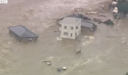 Lũ lụt cuốn phăng nhà tại Nhật Bản