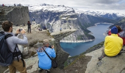 Nữ sinh tử vong từ độ cao 300m ở 'lưỡi quỷ' Trolltuga vì 'tự sướng'