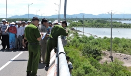 Phát hiện nam thanh niên chết giữa cầu, trong tư thế lạ