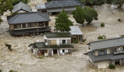 Video: Sông vỡ bờ, nước lũ cuồn cuộn cuốn trôi nhà dân ở Nhật