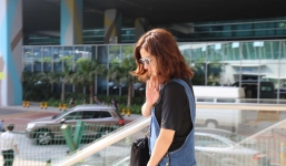 Triệu Vy trong trang phục đơn giản xuất hiện tại sân bay