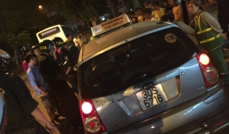Người dân truy đuổi taxi gây tai nạn như phim hành động