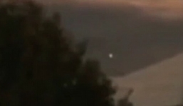 Vật thể lạ bay lơ lửng bên bờ biển Úc