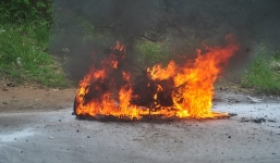 Cô gái khóc lóc, bất lực nhìn hàng chục triệu đồng bị thiêu rụi