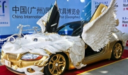 Cận cảnh ô tộ độ hình rồng dát 1.999 miếng vàng