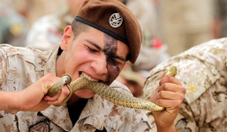 Xem biệt kích Lebanon ăn sống rắn để chứng minh sức mạnh