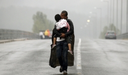 Ảnh người cha Syria hôn con gái trên đường tị nạn gây xúc động