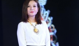 Triệu Vy khoe khoe khéo bộ trang sức bằng đá 'hổ phách' tại sự kiện