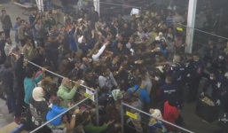 Video: Cảnh sát ném thức ăn cho người di cư gây bức xúc