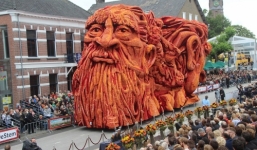 Chiêm ngưỡng lễ hội thuyền hoa khổng lồ trên đường phố Hà Lan