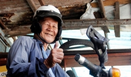 Cụ ông 85 tuổi phượt xuyên Việt bằng xe máy cà tàng