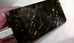 Giáo viên đập nát điện thoại của học sinh ngay trong lớp học