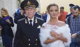 Cặp đôi chênh nhau 60 tuổi gây sốt cộng đồng mạng