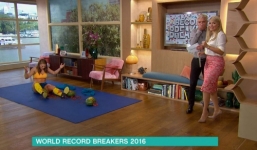 Gặp cô gái có thể dùng đùi kẹp nát 3 quả dưa hấu trong 14 giây