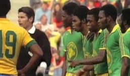 Video: Hài hước cầu thủ châu Phi không hiểu luật đá phạt