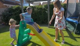 Khâm phục bà mẹ 3 lần chiến thắng ung thư để sinh 2 con khỏe mạnh