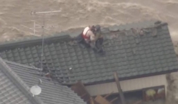 Video: Người dân Nhật đứng trên nóc nhà, chờ trực thăng cứu khỏi lũ dữ