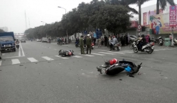 Sang đường bất cẩn, nữ sinh suýt tử nạn dưới bánh ôtô ở Hà Nội