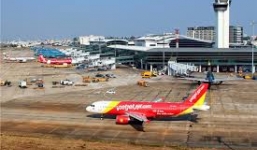 Xe thang đẩy đâm rách cánh máy bay Jetstar tại sân bay Tân Sơn Nhất