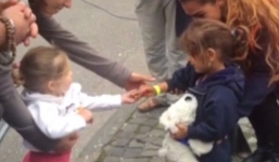 Video: Xúc động bé gái người Đức chia kẹo cho em bé tị nạn