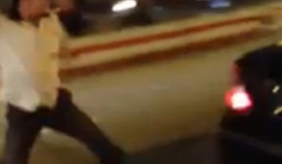 Video: Sau va chạm, thanh niên 'nổi hứng' nằm lăn ra đường để ăn vạ