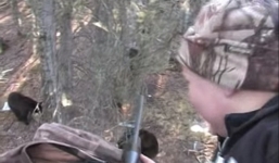 Cha quay cảnh con trai 9 tuổi bắn chết gấu để mừng sinh nhật gây phẫn nộ