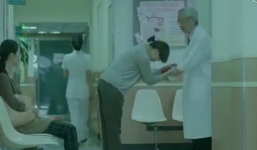 Dân mạng xúc động với câu chuyện cái cúi đầu của mẹ