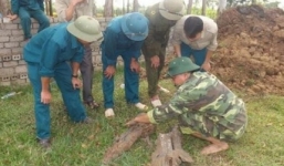 Hàng chục người tháo gỡ thành công ngòi nổ quả tên lửa thời chiến
