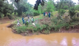 Hàng trăm người dân đứng chật kín trên cầu xem xác chết bên bờ suối