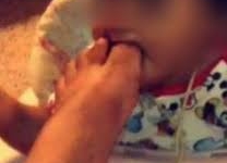 Phẫn nộ cảnh cô gái trẻ đưa ngón chân vào miệng em bé 7 tháng tuổi