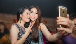 Hoa hậu Kỳ Duyên rạng rỡ chụp ảnh cùng Thu Phương