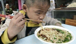 Rơi nước mắt với câu nói của cậu bé 14 tuổi lên thành phố tìm mẹ