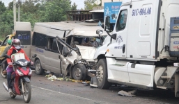 Xe khách tông trực diện xe container, 1 người chết, 1 người nguy kịch