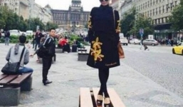 Lệ Quyên khiến cư dân mạng gây tranh cãi khi đứng trên ghế chụp ảnh ở Sec