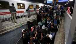 Đức đóng cửa biên giới, tạm ngăn dòng người tị nạn khổng lồ