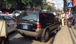 Xe biển xanh bỏ chạy, suýt đâm vào CSGT