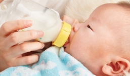 Mẹ trộn nhầm rượu với sữa, bé gái 1 tháng tuổi suýt tử vong