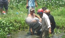 Nam thanh niên chạy xe máy đến giữa cầu rồi bất ngờ nhảy sông tự tử