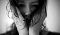 Người đàn bà U50 với mối tình lệch tuổi và cái giá quá đắt