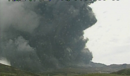 Xem núi lửa Nhật Bản phun trào nhuộm đen bầu trời