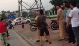 Clip: Nam thanh niên tông xe bà bầu, gây sự với CSGT