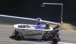 Video: Độc đáo với chiếc xe đua được làm từ bồn tắm