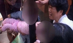 Trung Quốc: Bé gái 2 tuổi đau đớn la hét vì bị kẹp đầu vào cửa